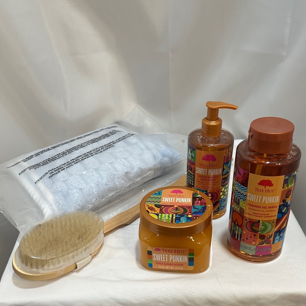 Mothers spa basket NWT body wash, hand wash, body scrub and other items